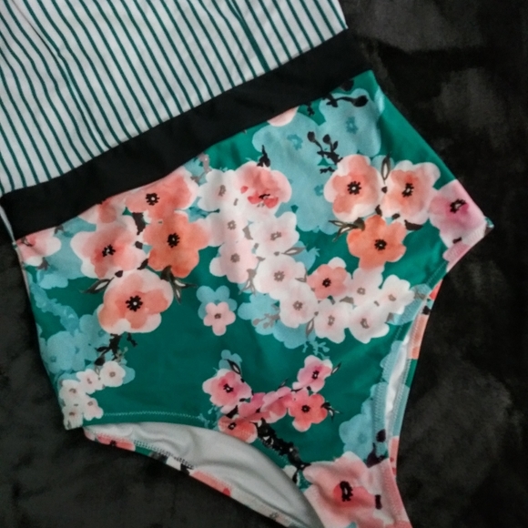 Brand new Cupshe Striped Floral - Picture 3 of 12